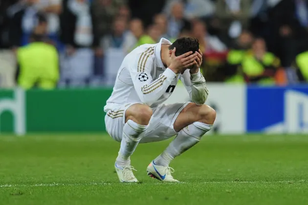 Mourinho lần đầu tiên khóc, đến nhà Ronaldo cầu xin một điều 2 143396196 crop north