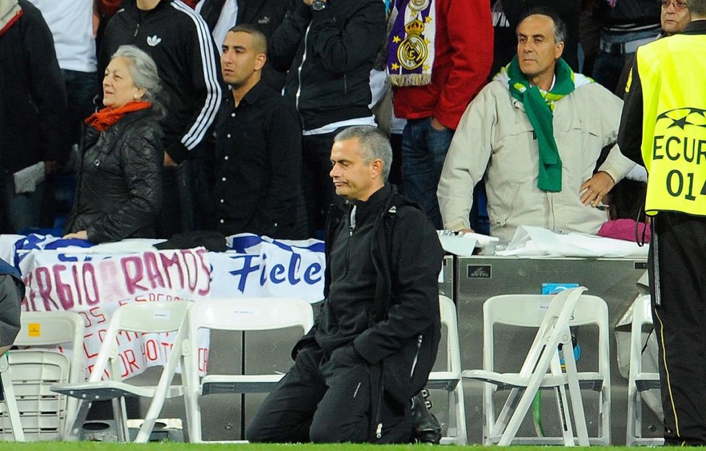 Mourinho lần đầu tiên khóc, đến nhà Ronaldo cầu xin một điều 1 images2284796 jose mourinho khoc 3