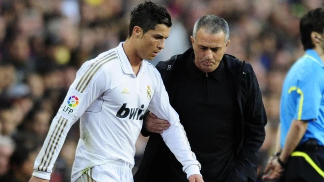 Mourinho lần đầu tiên khóc, đến nhà Ronaldo cầu xin một điều