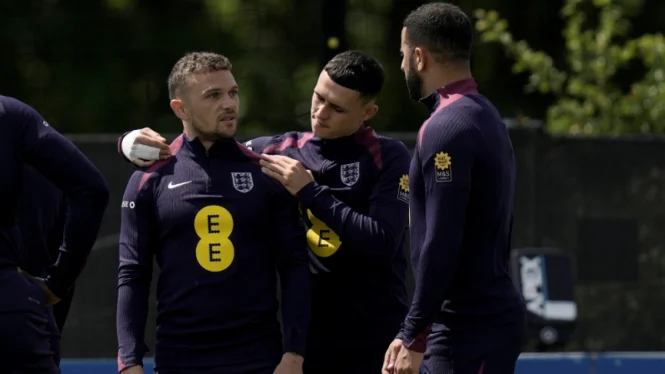 66783bbebd839 phil foden kieran trippier dan kyle walker dalam latihan timnas inggris 665 374