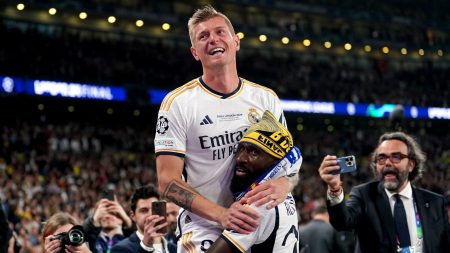 Toni Kroos porte en heros par Antonio Rudiger apres Real Madrid Dortmund le 1er juin 2024 1879111