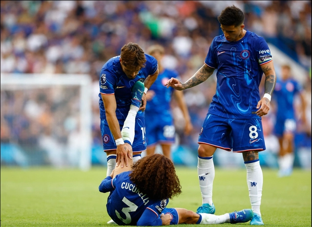 Haaland lạnh lùng bỏ đi khi chứng kiến Cucurella bị chuột rút 3 haaland lanh lung bo di khi chung kien cucurella bi chuot rut