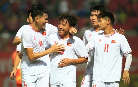 hlv u20 viet nam khen cong phuong sau khoi dau an tuong vong loai u20 chau a e1727137411354
