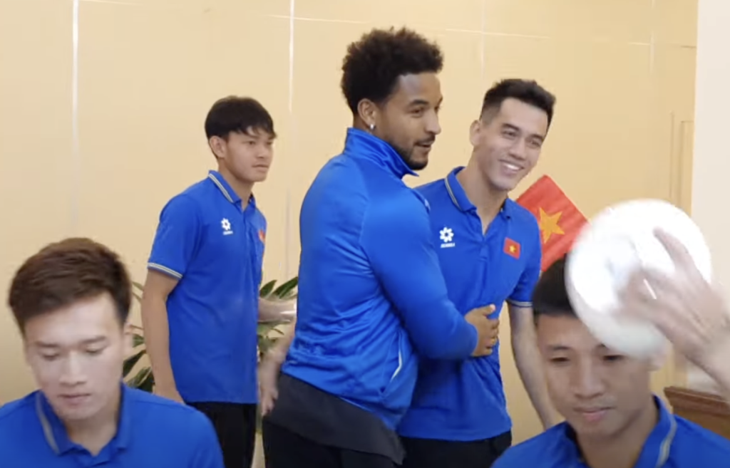 Đội hình mạnh nhất của ĐT Việt Nam khi bổ sung Xuân Son 4 1733412491 87 Nguyen Xuan Son duoc chao don theo cach doc la