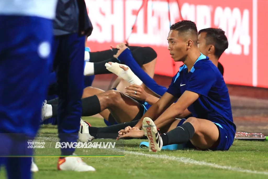 Cầu thủ Singapore gãy tay sau va chạm với Xuân Son 3 d25r9000 2812184127