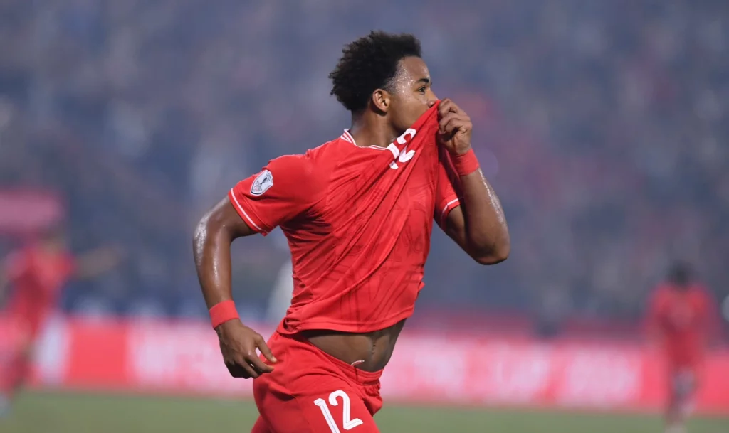 Trước Xuân Son, ĐT Việt Nam từng bỏ lỡ tiền đạo nhập tịch ghi 219 bàn 1 xuansonthanhdong 1734790981318 e1734794022538