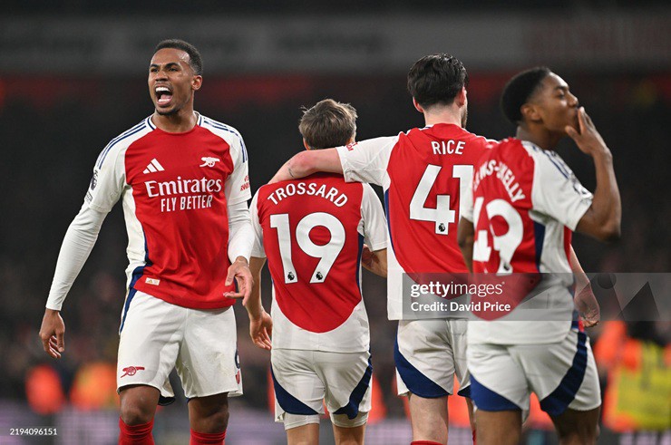 Arsenal bị chỉ trích là "đội bóng đáng xấu hổ nhất" sau trận thắng Tottenham 1 Nong bang xep hang Ngoai hang Anh Arsenal ha Tottenham kem Liverpool may diem 17 1736984381 512 width740height491