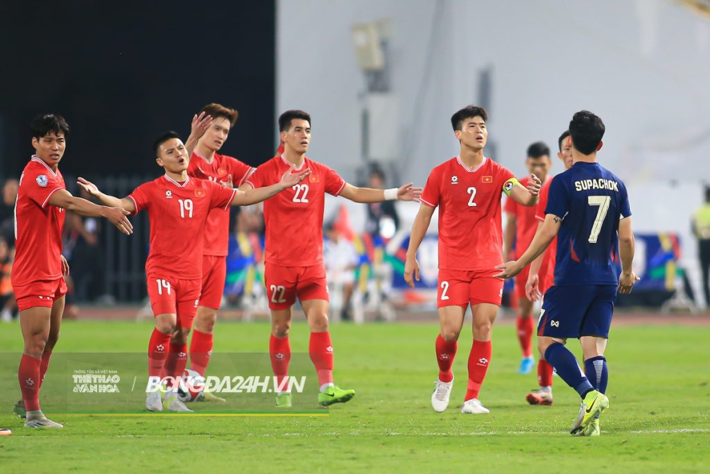 Truyền thông Nhật Bản chỉ trích HLV Thái Lan vụ 'bàn thắng bẩn' 4 phan ung cua supachok khi bi tan cong tren mang xa hoi