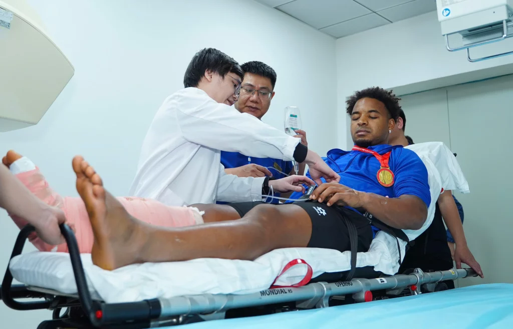 Tình trạng của Xuân Son sau khi phẫu thuật: Vừa tỉnh lại đã làm ngay 1 điều 1 z6202760000503af3f0b47b25a392d0b5709bbfdfe676a 1736164167781589758207 e1736168394693