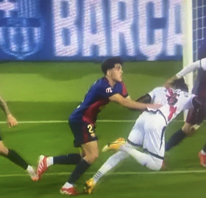 Trọng tài bị chỉ trích trong ngày Barca lấy lại ngôi đầu 3 gkbix cxmaaow0l 1739831169 45 width826height797