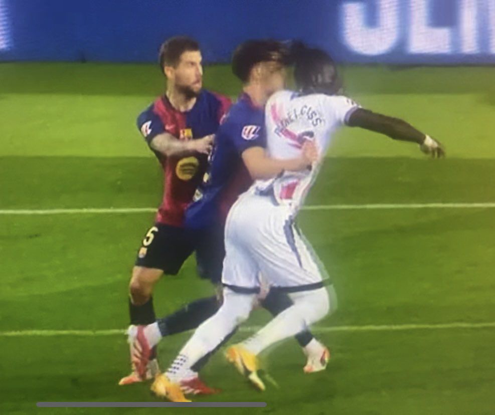 Trọng tài bị chỉ trích trong ngày Barca lấy lại ngôi đầu 2 gkbix mw8ae7em5 1739831148 124 width987height828