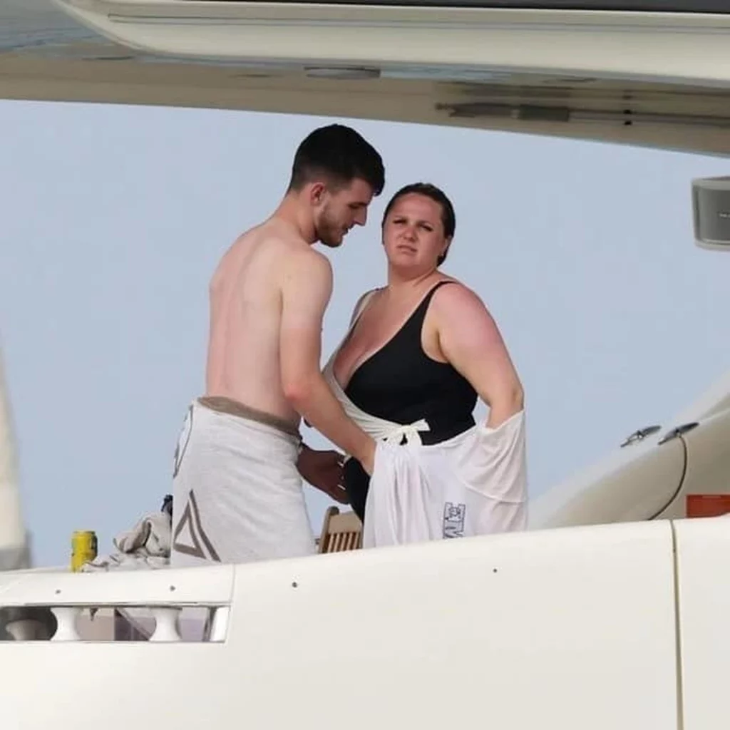 Chuyện tình như mơ của Declan Rice và bạn gái bị chê kém sắc 2 4344536454362104122376076314457232278550692n 1722566403970