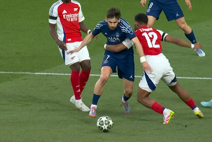 Tranh cai Arsenal thoat penalty truoc PSG Timber om Kvaratskhelia trong vong cam 17 495 1745966553 920 width740height495