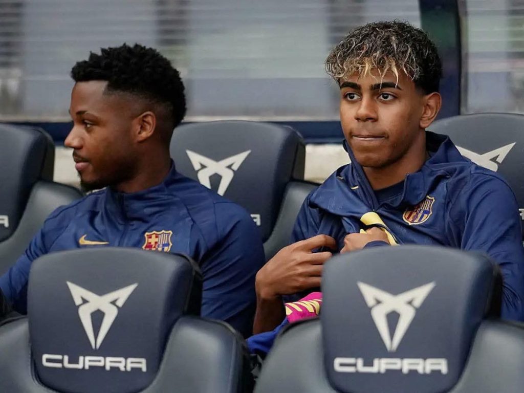 Tiền đạo Barca ném áo, đạp thùng nước vì không được vào sân 1 ansu fati fr barca 45320