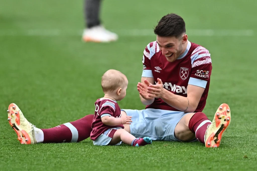 Chuyện tình như mơ của Declan Rice và bạn gái bị chê kém sắc 5 bdftog 1722568445489 1