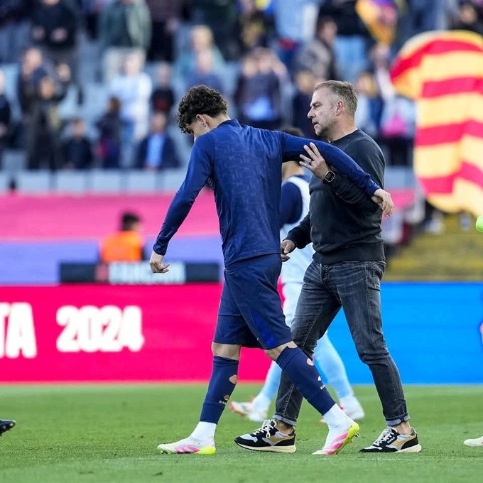 Tiền đạo Barca ném áo, đạp thùng nước vì không được vào sân 3 hector fort flick 45321