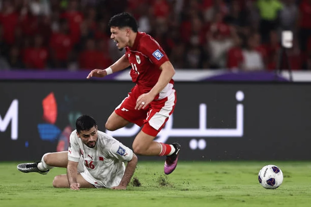 FIFA vào cuộc, Indonesia đối mặt án phạt cực nặng 2 jakarta indonesia ragnar oratmangoen of indonesia is tackled by sayed baqer of bahrain during 1742915722745 1743422769191