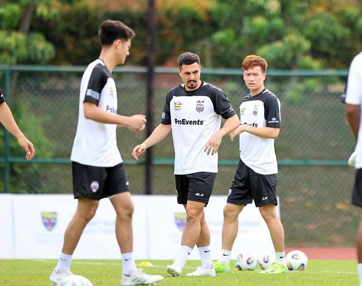 Dàn sao M.U thở dốc trong buổi tập trước ngày gặp đội Đông Nam Á 9 13 1748354832 540 width740height584