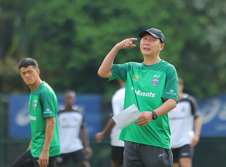 Dàn sao M.U thở dốc trong buổi tập trước ngày gặp đội Đông Nam Á 10 4 1748354832 91 width740height549