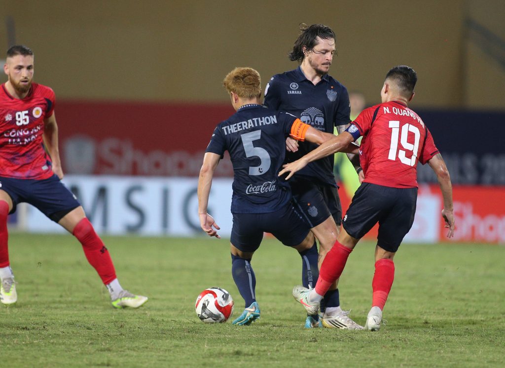 Quang Hải trả đũa khi bị Theerathon chơi xấu 2 cahn buriram 9 113727