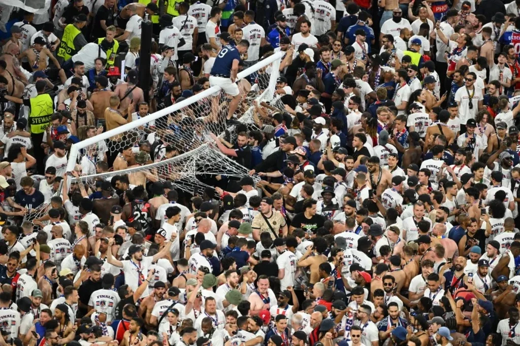 Cảnh tượng kinh hoàng trên sân Allianz Arena sau khi PSG vô địch C1 2 2025 paris st germain fans 99954jpg 1748737247895