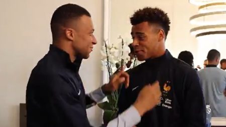 Kylian Mbappe accueille Desire Doue a Clairefontaine deux jours apres la victoire du PSG en Ligue des champions le 2 juin 2025 2091413