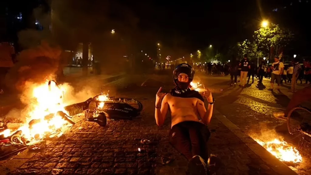 bao loan kinh hoang khi cdv psg an mung chuc vo dich 2 nguoi thiet mang 1748781386882