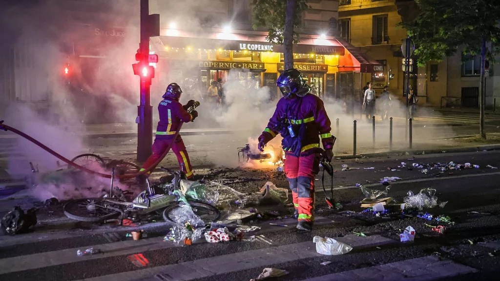 bao loan kinh hoang khi cdv psg an mung chuc vo dich 2 nguoi thiet mang 1748781411745