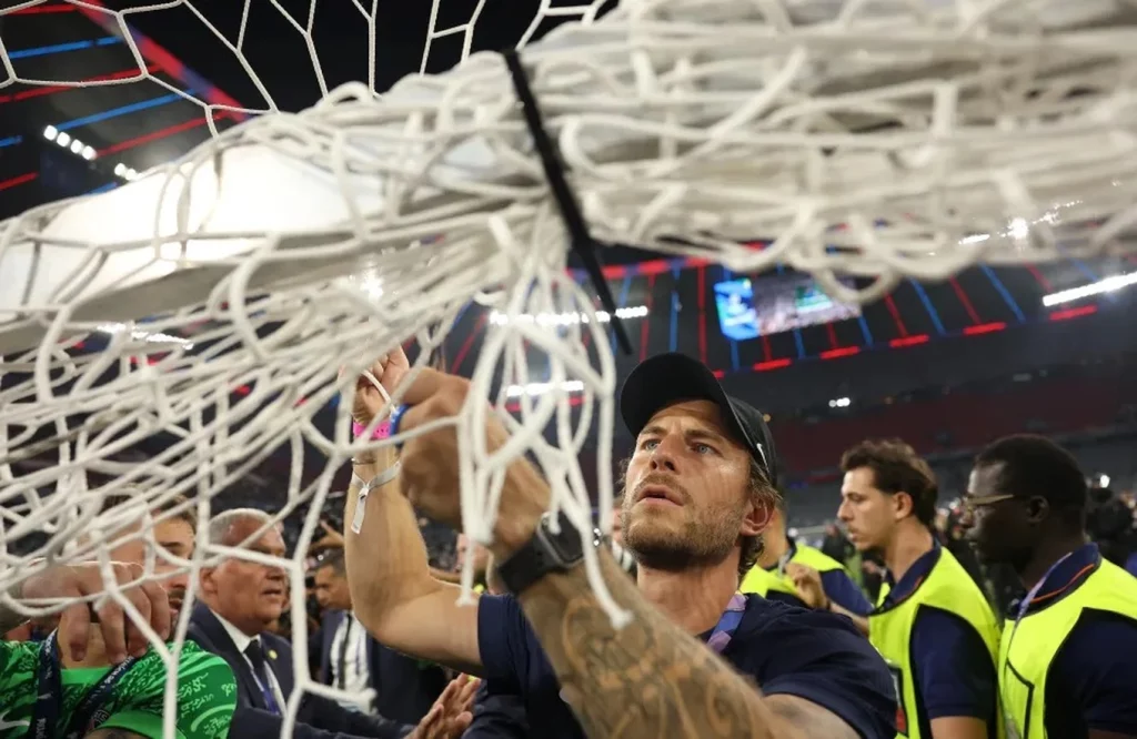 Cảnh tượng kinh hoàng trên sân Allianz Arena sau khi PSG vô địch C1 3 fans paris saint germain rip 999jpg 1748737247874