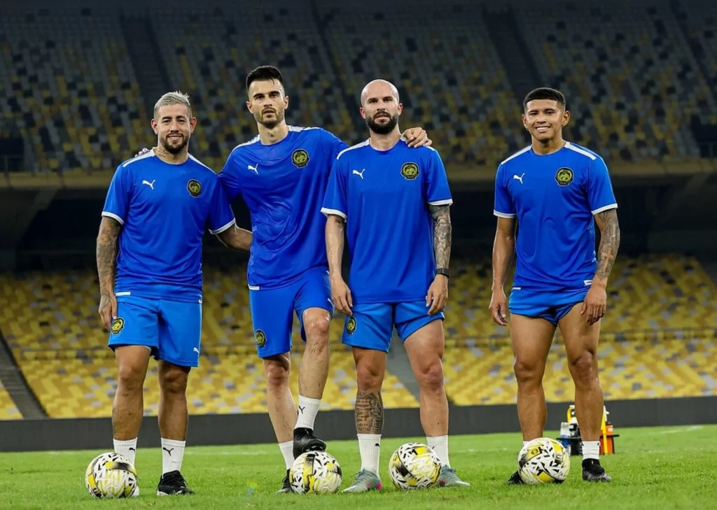 Malaysia nhập tịch cầu thủ không rõ gốc gác, CĐV đòi FIFA phạt nặng 2 nghi ngo goc gac cau thu nhap tich malaysia co the bi fifa phat nang 1749039803926