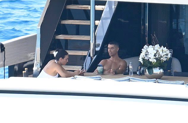 Hình ảnh mới nhất của Ronaldo sau khi vắng mặt ở tang lễ Jota 1 2025 07 07 21 29 13 1751898611 942 width634height414