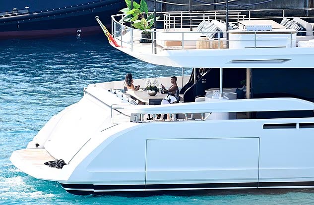 Hình ảnh mới nhất của Ronaldo sau khi vắng mặt ở tang lễ Jota 4 2025 07 07 21 29 54 1751898684 399 width633height414