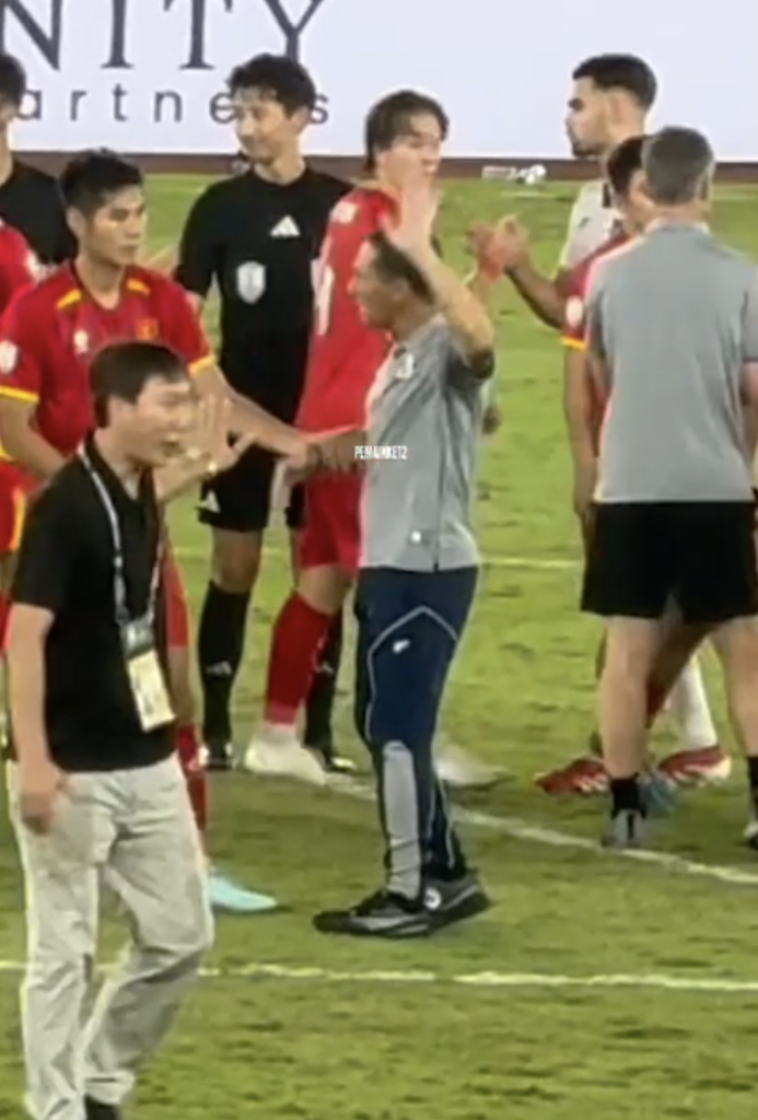 Hành động thiếu fairplay của HLV Indonesia khi thầy Kim muốn bắt tay 2 Ảnh chụp Màn hình 2025 07 31 lúc 7.01.53 SA