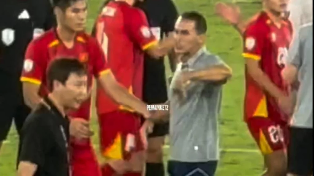 Hành động thiếu fairplay của HLV Indonesia khi thầy Kim muốn bắt tay 1 hlv u23 indonesia xua duoi tu choi bat tay hlv kim sang sik 1753896111413