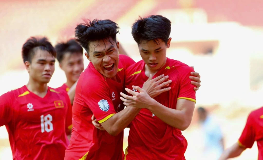 u23 viet nam 2 1 u23 philippines hiep 2 xuan bac danh dau tuyet dep cropped 1753438691566 e1753441948512