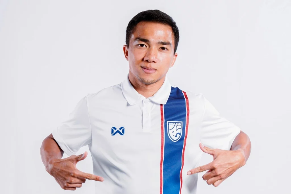 Madam Pang đi rao bán áo cứu bóng đá Thái Lan 2 chanathip1fat9 8 25 cropped 1754712137052