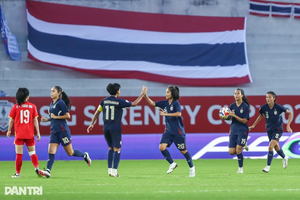 Phản ứng của CĐV Thái Lan sau trận thua đậm Việt Nam 2 doi tuyen nu thai lanjpg 1755602252605