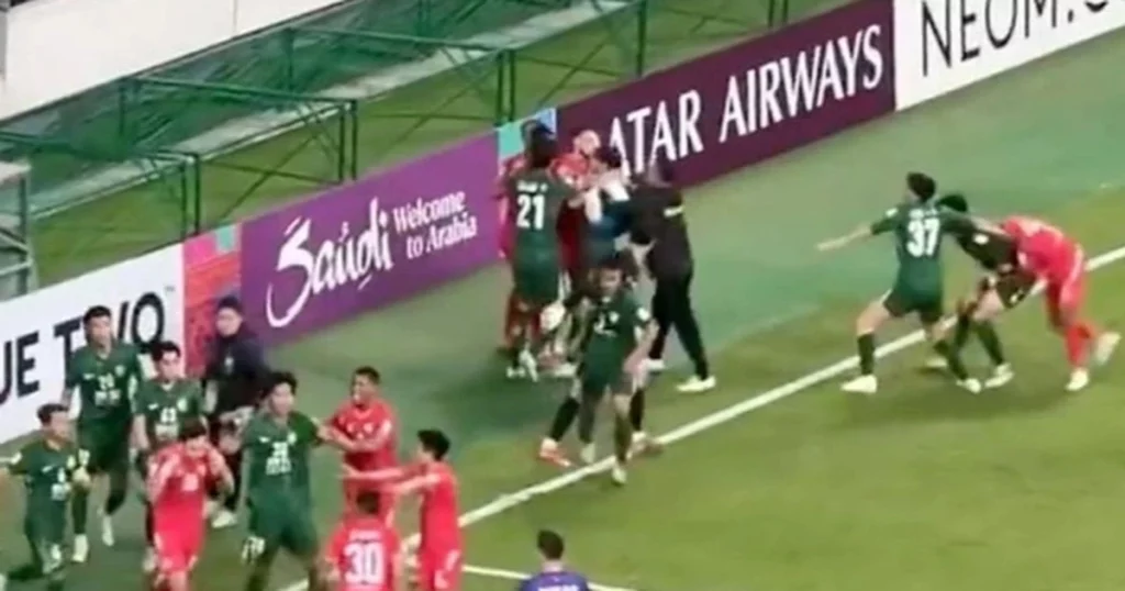 CLB CAHN xô xát dữ dội với đội Trung Quốc sau trận hoà ở Cúp C2 3 au da trung quoc 3 cropped 1758216941670