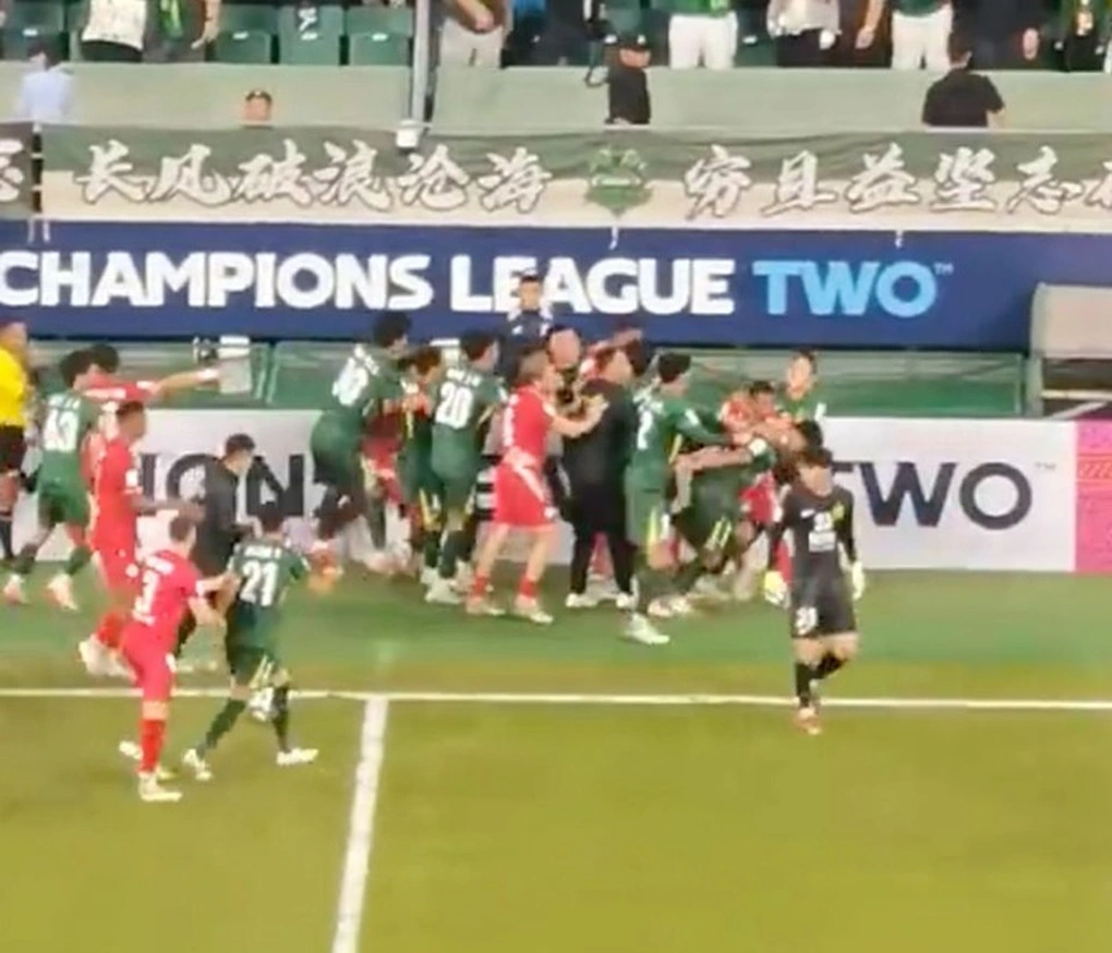 CLB CAHN xô xát dữ dội với đội Trung Quốc sau trận hoà ở Cúp C2 2 au da trung quocjpg 1758216928172