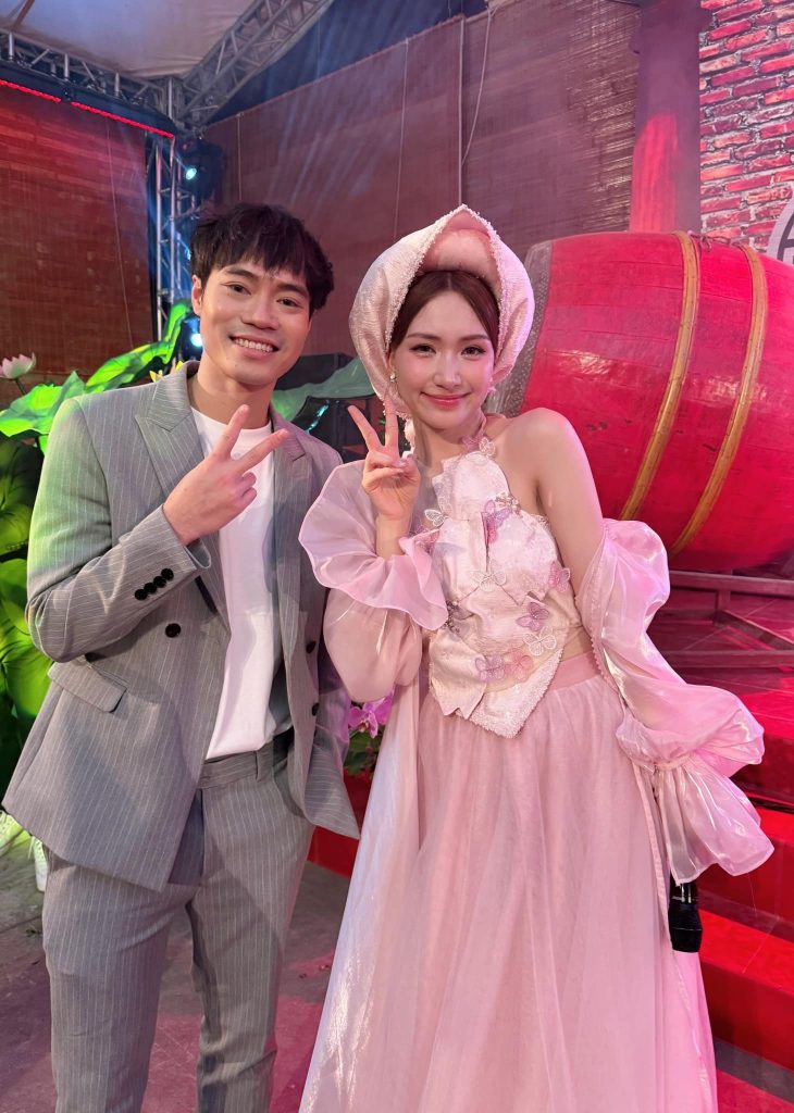 Hòa Minzy đeo túi trăm triệu Văn Toàn tặng, hé lộ quan hệ thân mật 5 hoa minzy deo tui tram trieu dang anh tha thinh lo quan he than mat voi chu tich 9x 4750c01c91d54339ae2282e091d003b5 770