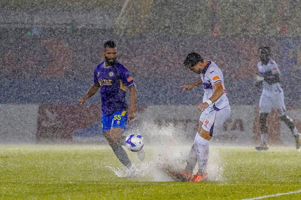HLV người Úc phàn nàn mặt sân V-League: 'Tôi chưa từng thấy thứ này bao giờ' 3 image 11