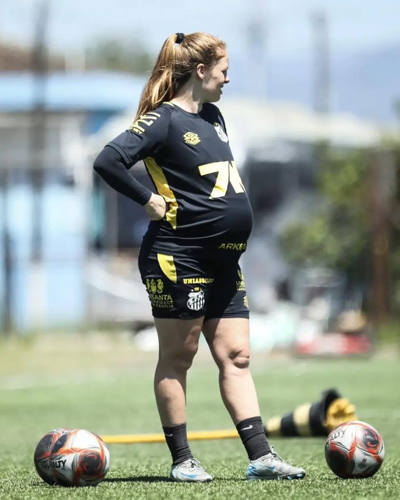 Cầu thủ nữ mang thai 8 tháng vẫn ra sân cùng cả đội 1 571132617 861986899737856 1937123371060899597 n