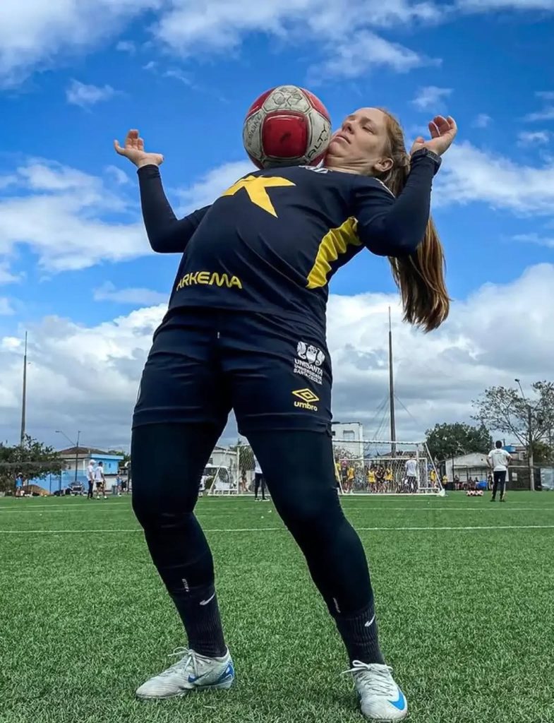 Cầu thủ nữ mang thai 8 tháng vẫn ra sân cùng cả đội 2 571185017 861987019737844 7829131671959716893 n 1