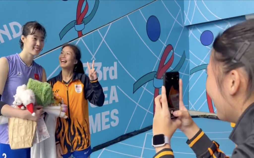 ĐT Malaysia chờ 20 phút để chụp ảnh cùng ngôi sao Việt Nam 2 Ảnh chụp Màn hình 2025 12 15 lúc 7.54.51 SA