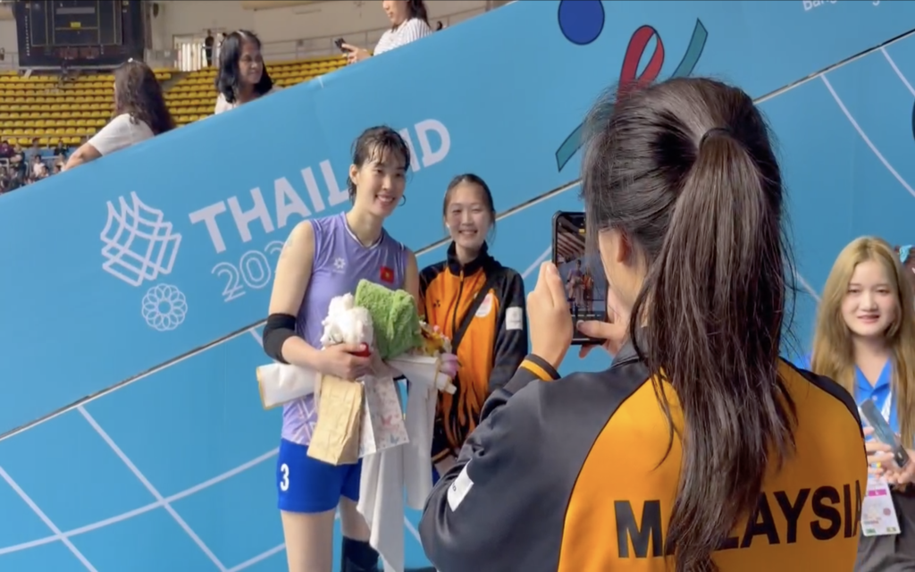 ĐT Malaysia chờ 20 phút để chụp ảnh cùng ngôi sao Việt Nam 1 Ảnh chụp Màn hình 2025 12 15 lúc 7.55.02 SA