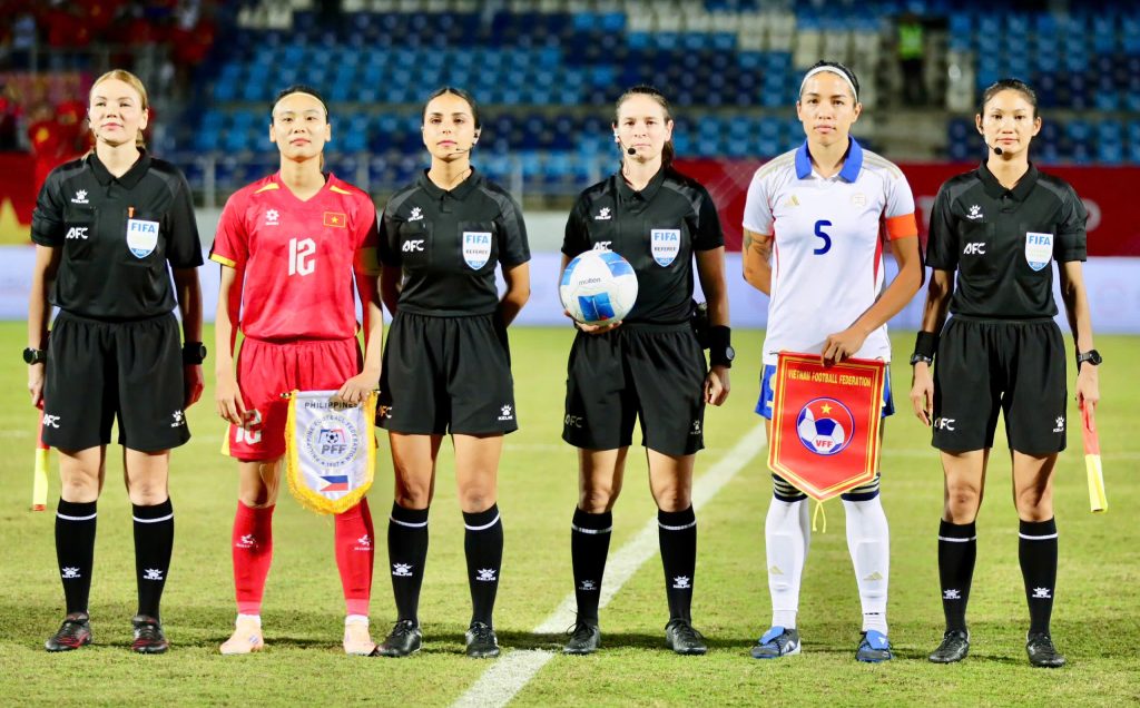 Trong tai lien tuc gay bat loi cho dT nu Viet Nam trong tran chung ket SEA Games la ai 13 1765979891 938 width2560height1882 e1766070167962