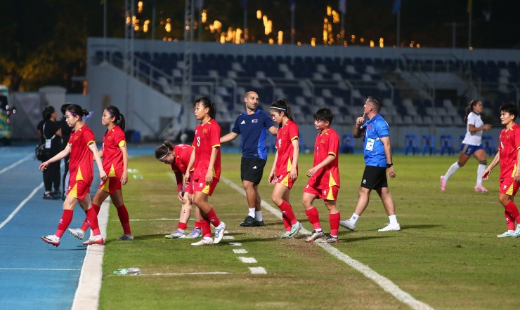 Bị chủ nhà Thái Lan đối xử bất công, ĐT nữ Việt Nam kêu cứu sau trận thua Philippines 3 Tuyen nu Viet Nam mat oan qua phat den hot girl Thanh Nga chet lang sau tran thua Philippines 11 3 1765204689 904 width740height442 1