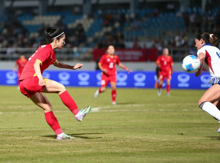 Tuyển nữ Việt Nam mất “oan” quả 11m dù bóng chạm tay Philippines 1 Tuyen nu Viet Nam mat oan qua phat den hot girl Thanh Nga chet lang sau tran thua Philippines 3 18 1765204688 839 width740height548