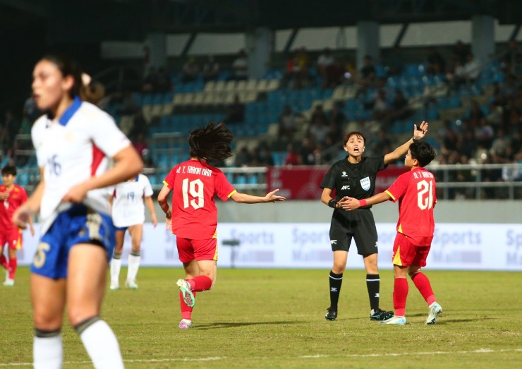 Tuyển nữ Việt Nam mất “oan” quả 11m dù bóng chạm tay Philippines 2 Tuyen nu Viet Nam mat oan qua phat den hot girl Thanh Nga chet lang sau tran thua Philippines 5 8 1765204688 907 width740height523