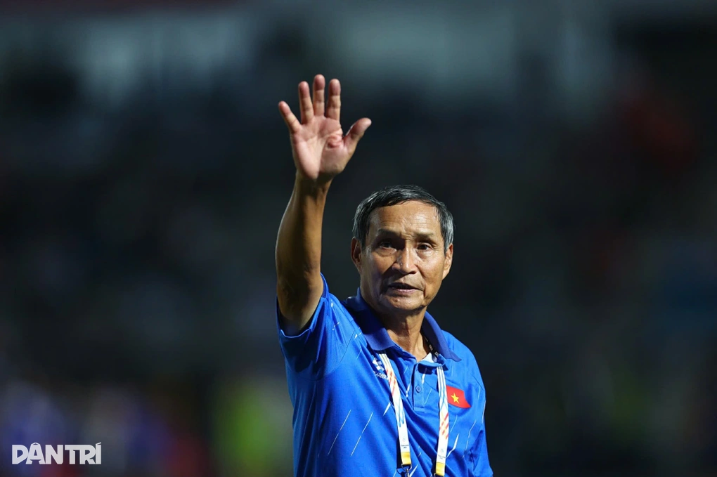 HLV Mai Đức Chung chính thức chia tay ĐTVN sau trận thua khó nuốt trôi 3 hlvchung1k17 12 25jpeg 1765996476215